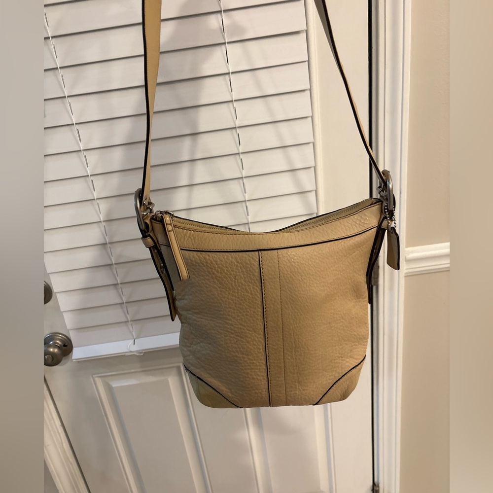 Vintage Coach Madison light tan pebbled leather shoulder/crossbody bag - Picture 3 of 16